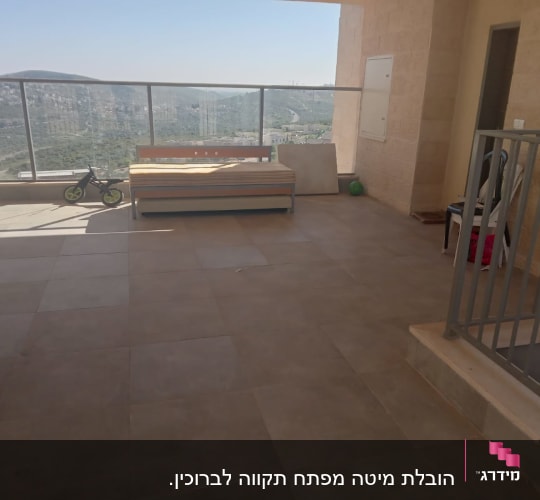 מרפסת עם אופניים, עגלת תינוק וספסל עץ